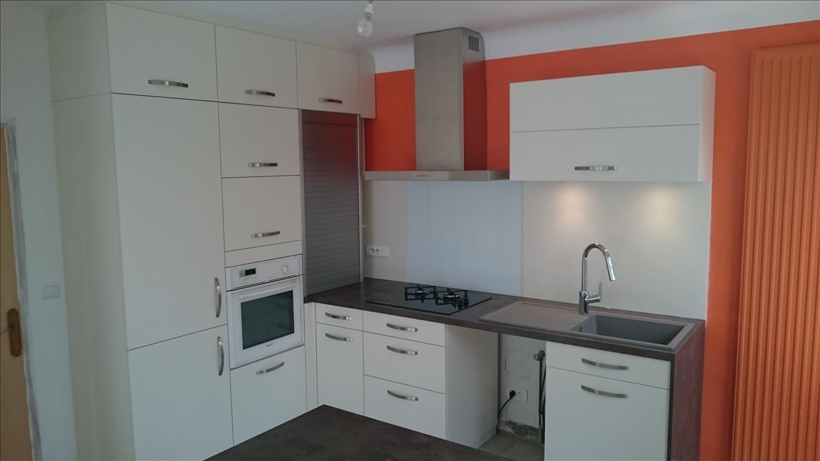 Cuisine ouverte de style contemporain blanc à Briare | Raison Home - 1