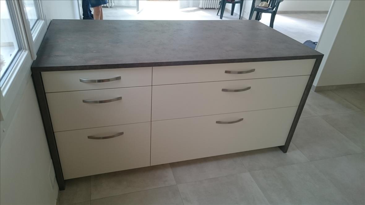 Cuisine ouverte de style contemporain blanc à Briare | Raison Home - 2