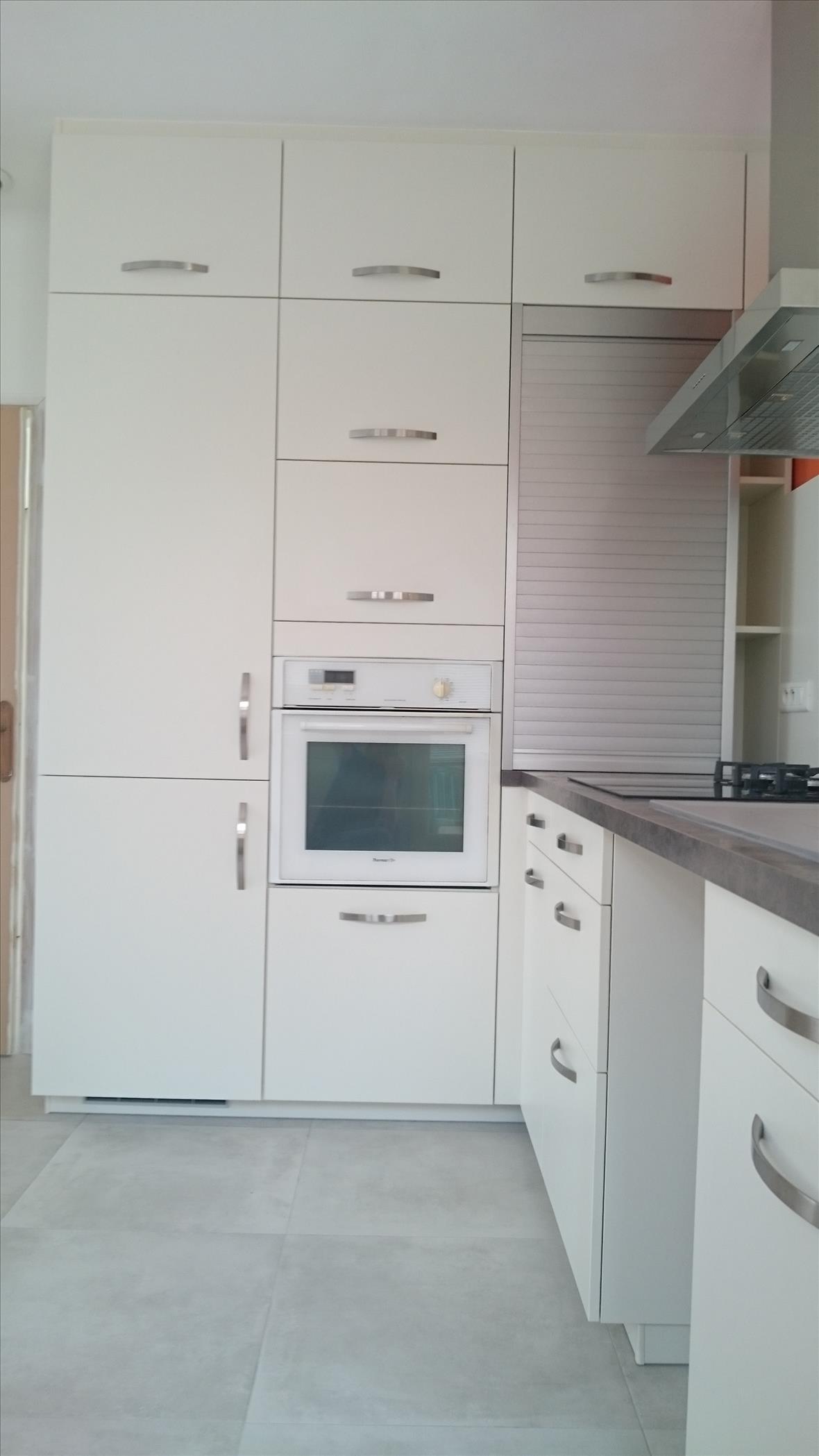 Cuisine ouverte de style contemporain blanc à Briare | Raison Home - 3
