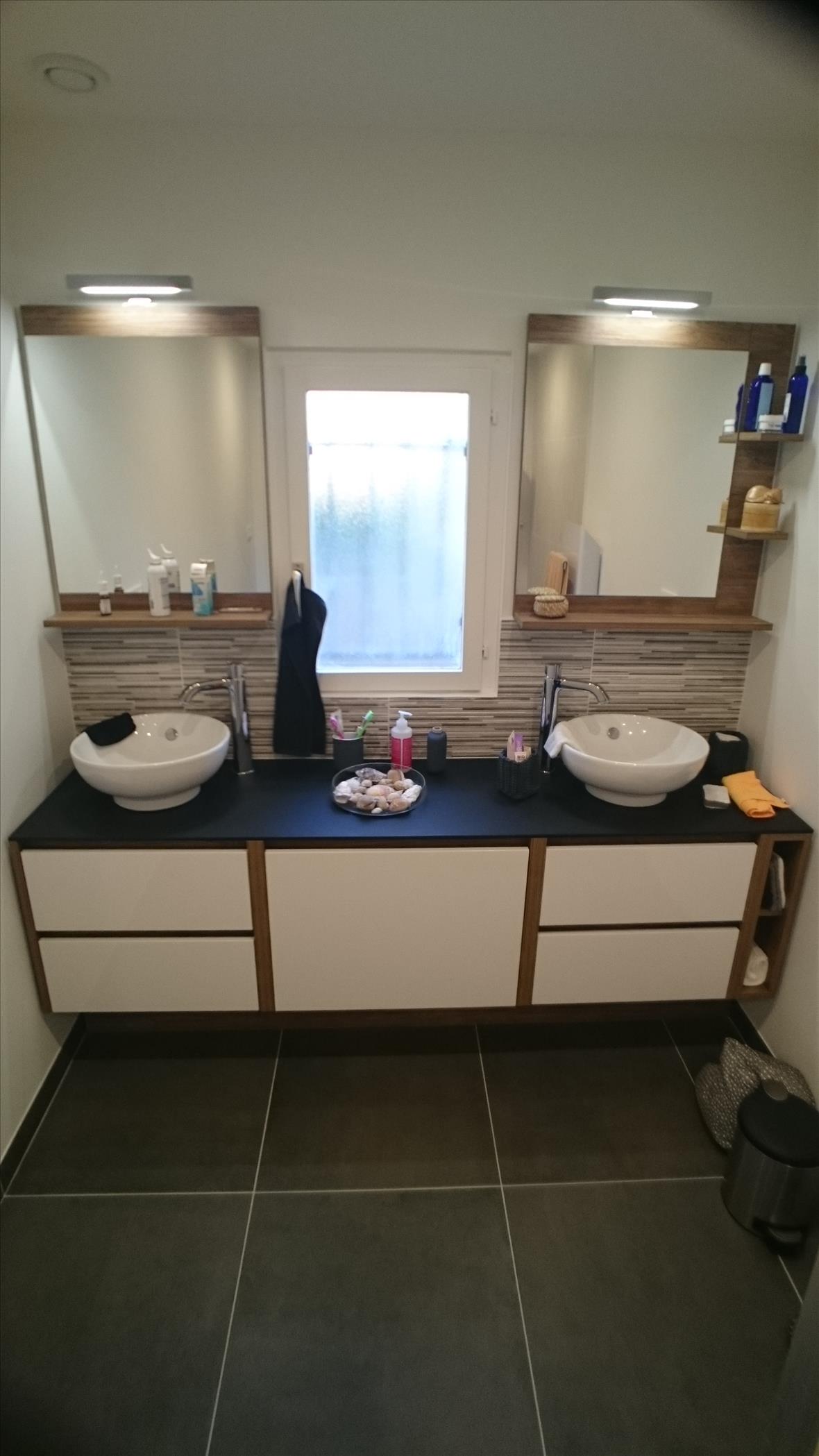 Salle de bains fermée de style moderne blanc à Châtillon-sur-Loire | Raison Home - 1