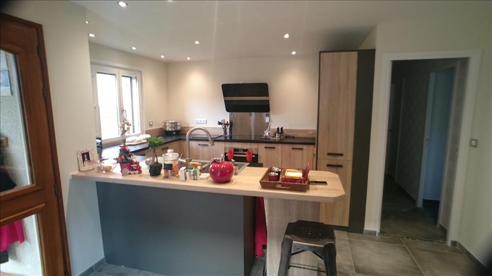 Cuisine ouverte de style moderne bois à Ciez | Raison Home - 5