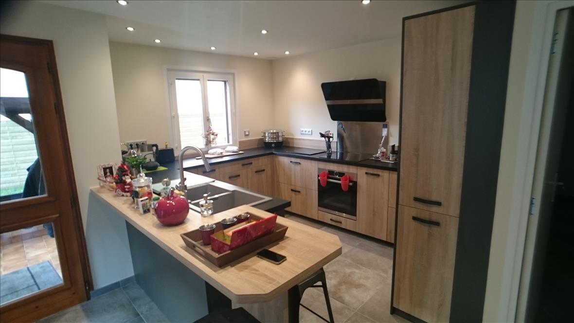 Cuisine ouverte de style moderne bois à Ciez | Raison Home - 4
