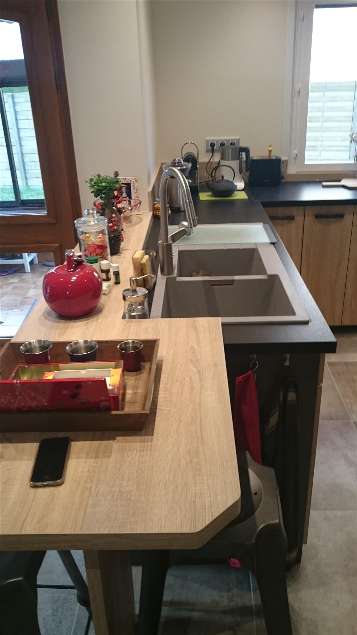 Cuisine ouverte de style moderne bois à Ciez | Raison Home - 1