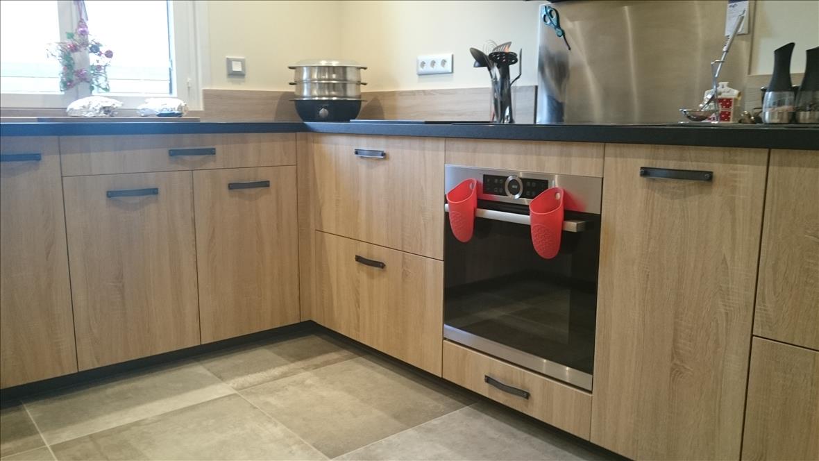 Cuisine ouverte de style moderne bois à Ciez | Raison Home - 3