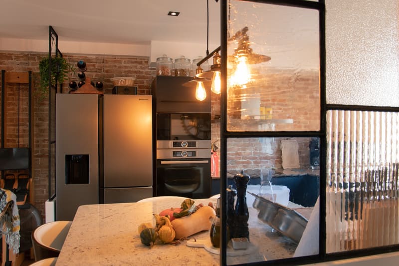 Petite cuisine industrielle avec plan de travail en granit à Villeneuve Loubet | Raison Home - 4