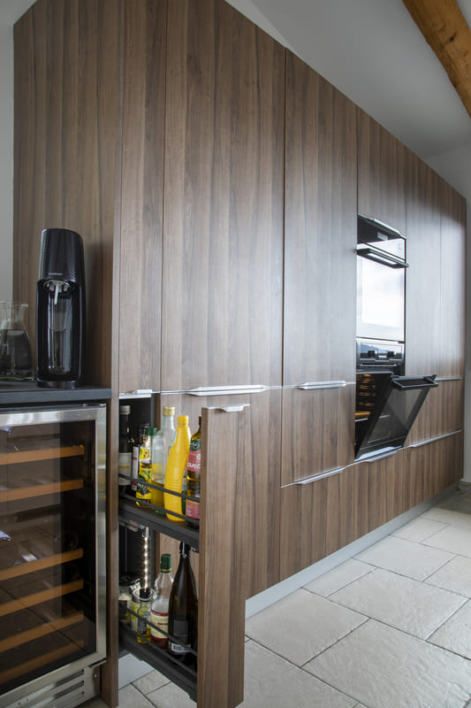 Cuisine moderne armoire bois façades blanches à Tourette-Levens | Raison Home - 8