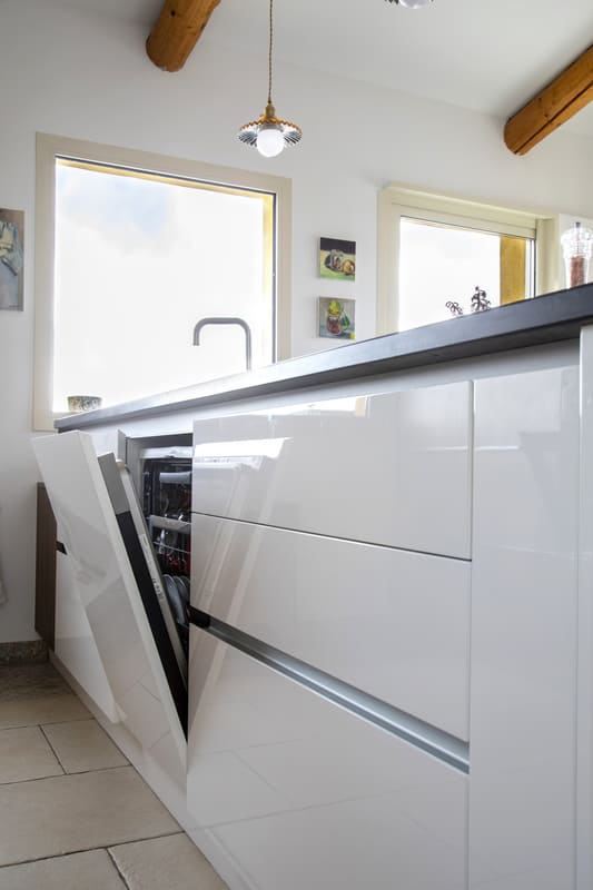 Cuisine moderne armoire bois façades blanches à Tourette-Levens | Raison Home - 6