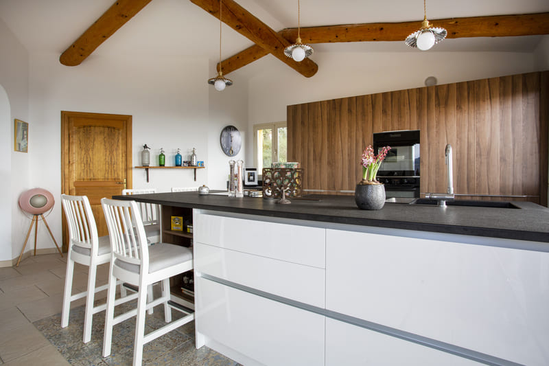 Cuisine moderne armoire bois façades blanches à Tourette-Levens | Raison Home - 1