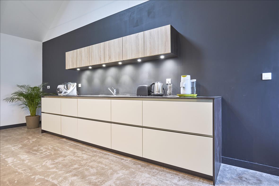 Cuisine ouverte de style contemporain bois et blanc à Templeuve | Raison Home - 5