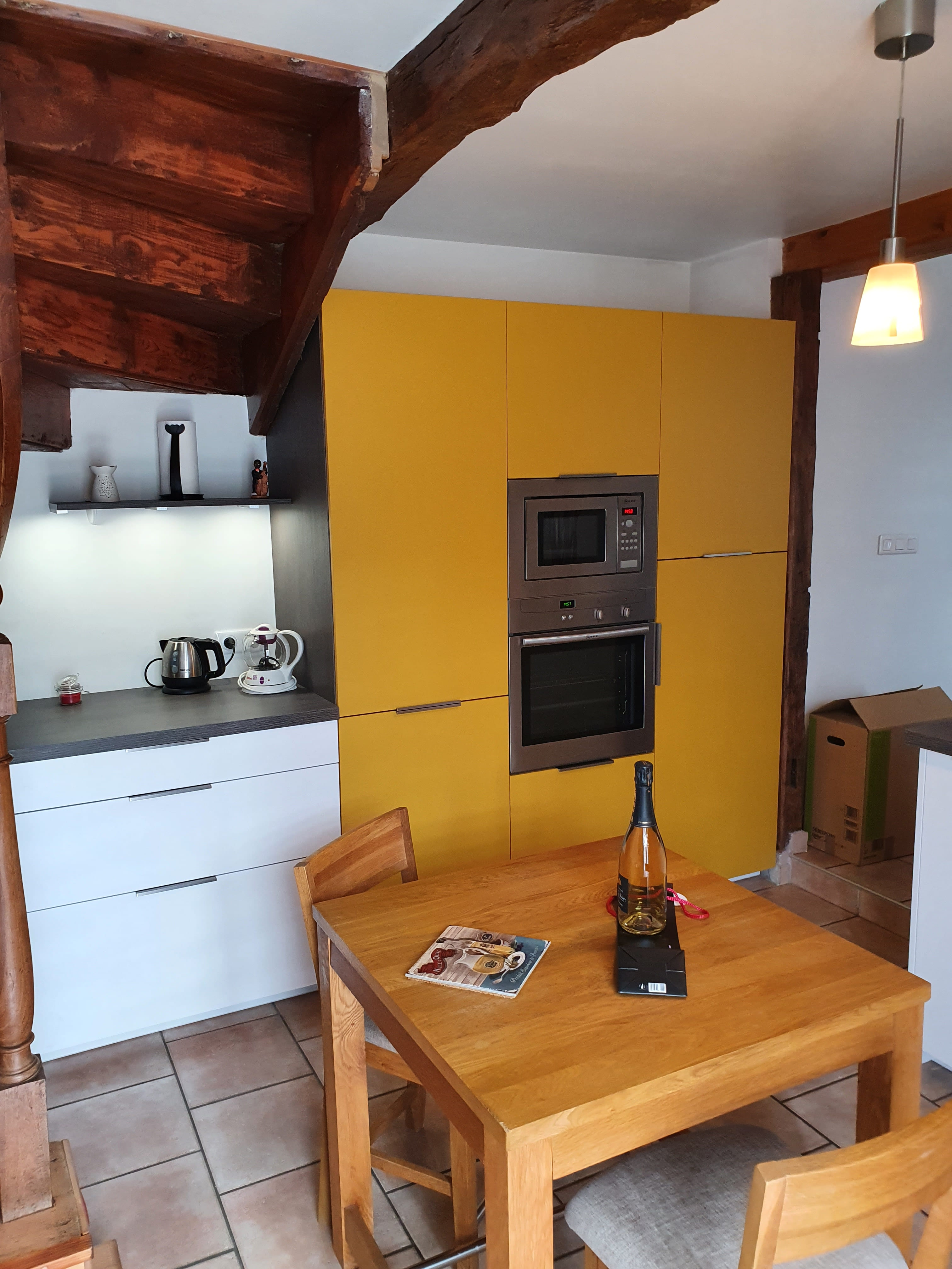 Cuisine moderne jaune et blanche ouverte à Nailloux | Raison Home - 2