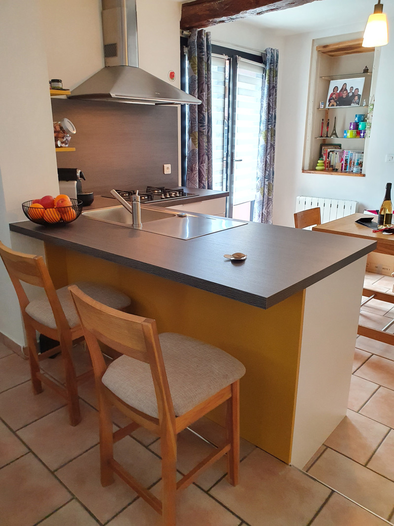 Cuisine moderne jaune et blanche ouverte à Nailloux | Raison Home - 3