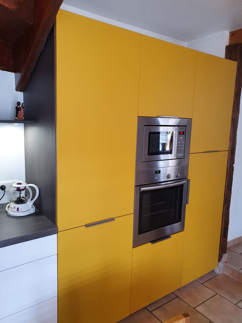 Cuisine moderne jaune et blanche ouverte à Nailloux | Raison Home - 8