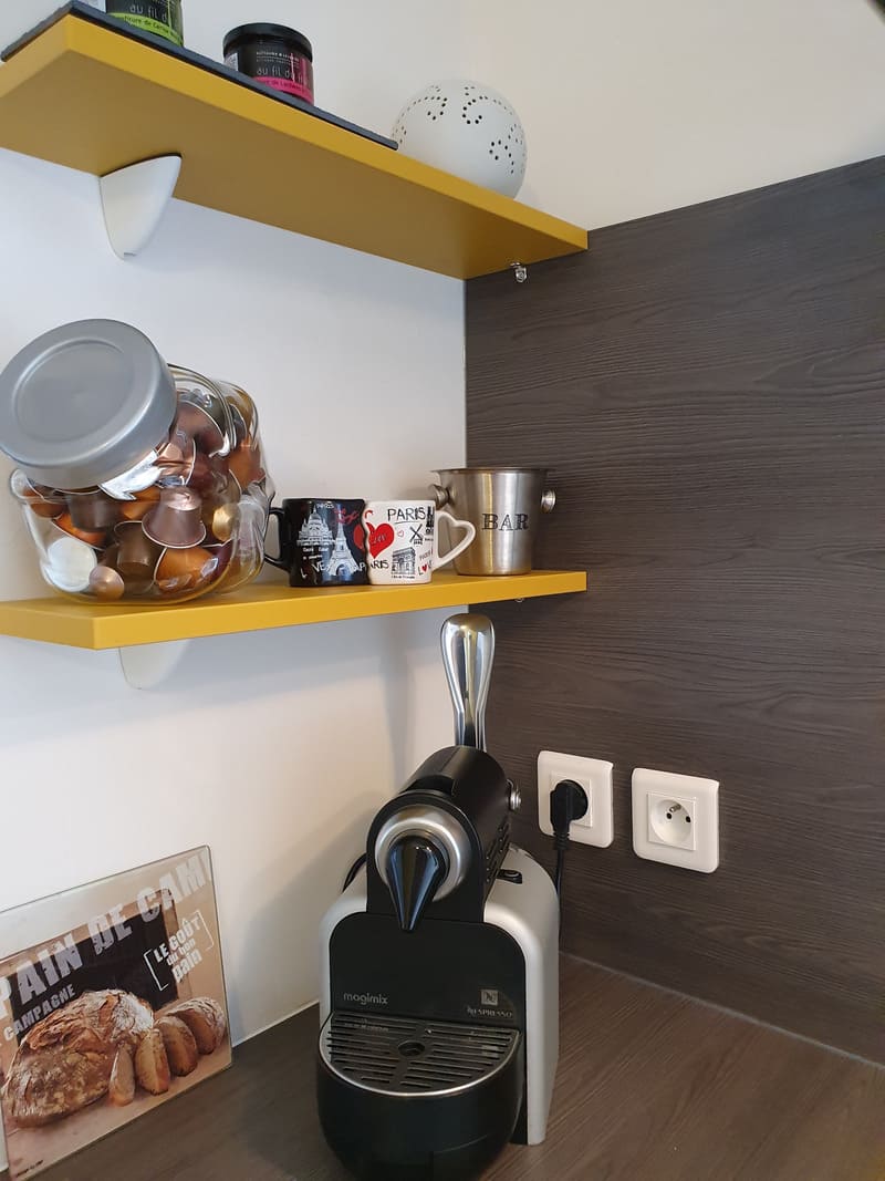 Cuisine moderne jaune et blanche ouverte à Nailloux 7