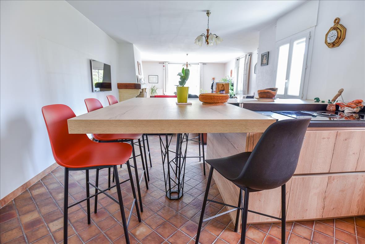 Cuisine ouverte de style contemporain bois à Marseille | Raison Home - 1