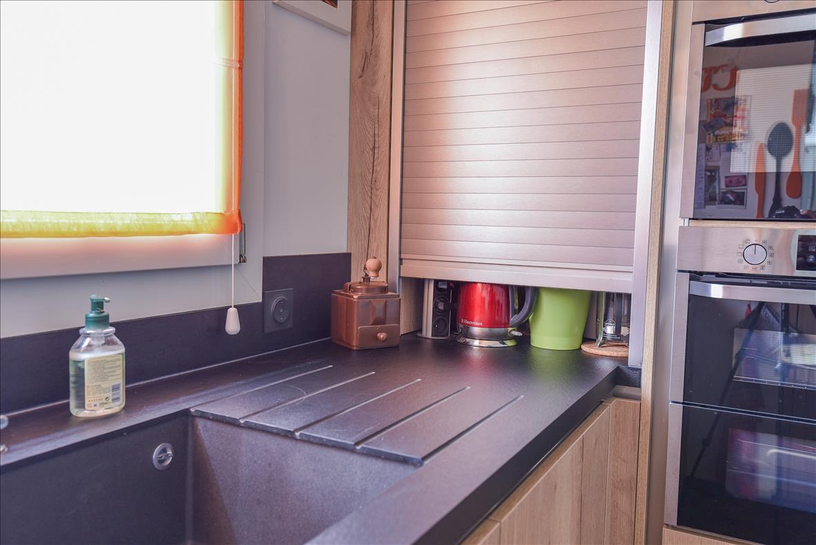 Cuisine ouverte de style contemporain bois à Marseille | Raison Home - 10