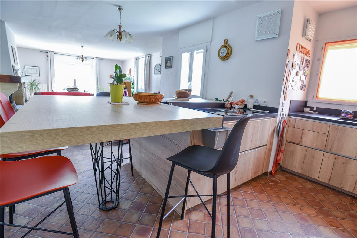 Cuisine ouverte de style contemporain bois à Marseille | Raison Home - 3