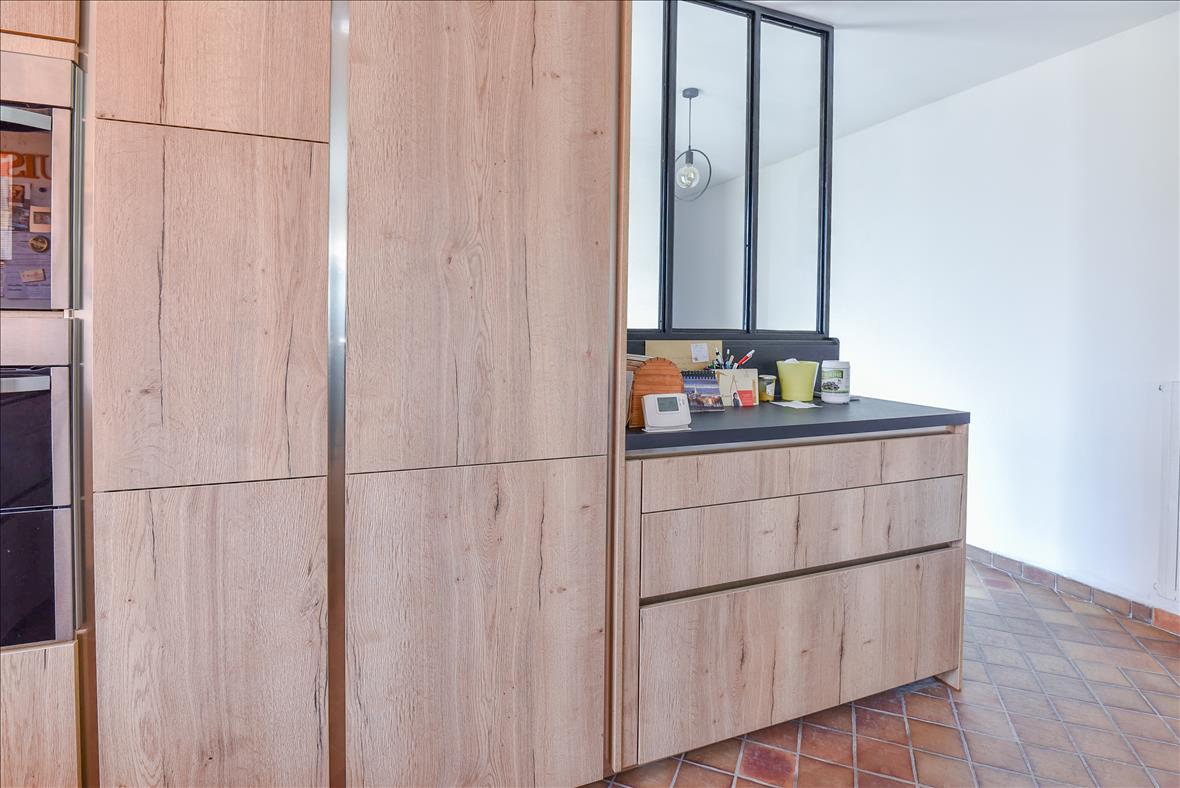 Cuisine ouverte de style contemporain bois à Marseille | Raison Home - 7