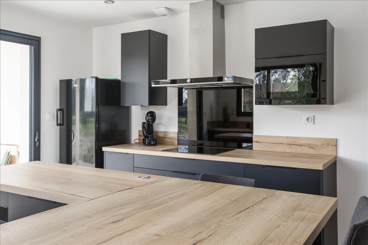 Cuisine de style moderne noire et bois à Nérac | Raison Home - 1