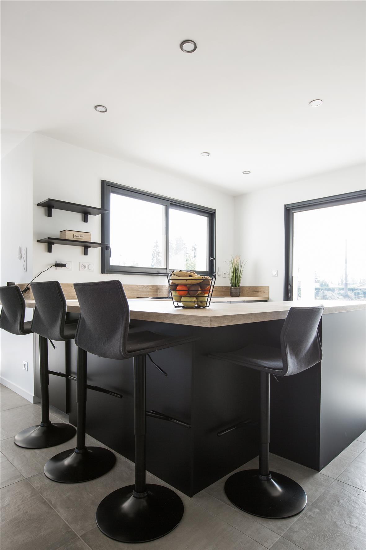 Cuisine de style moderne noire et bois à Nérac | Raison Home - 5