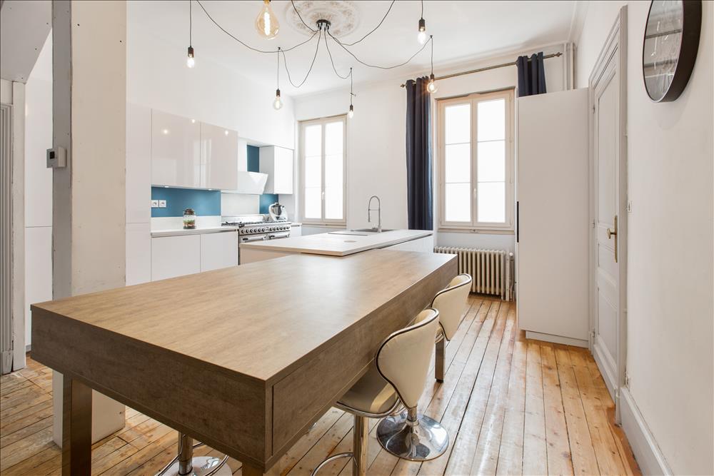 Cuisine blanche laquée moderne avec table bois à Aiguillon | Raison Home - 9