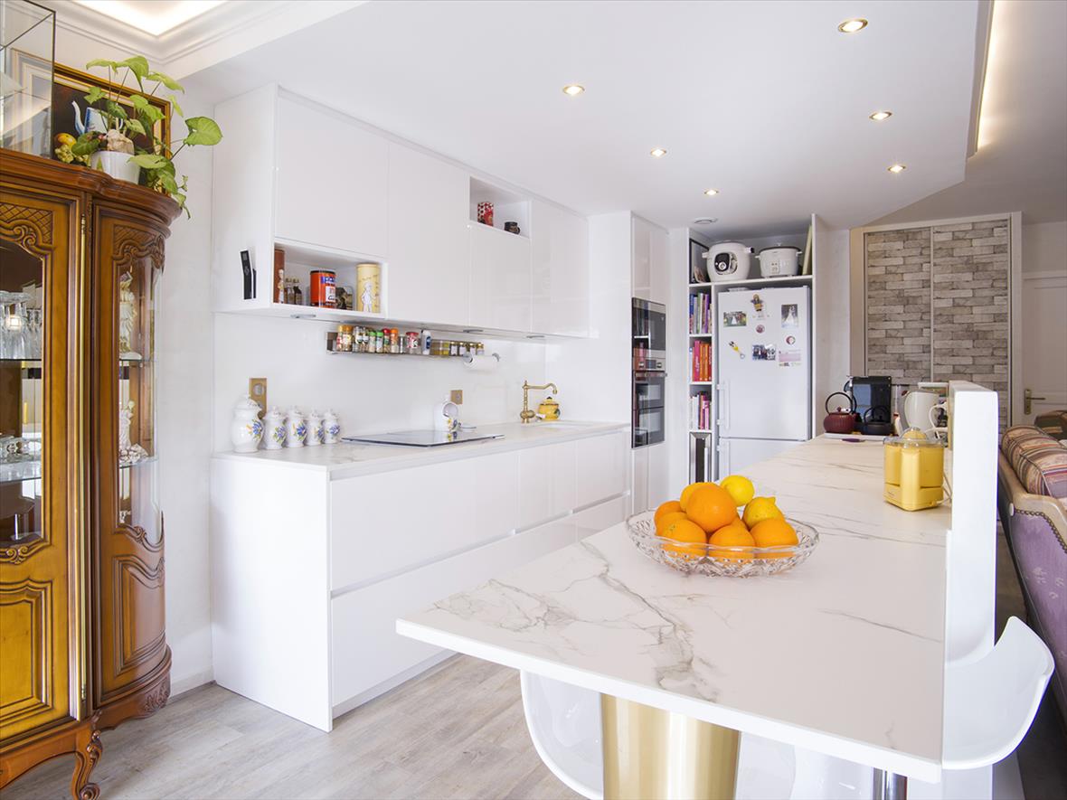 Cuisine ouverte de style moderne blanc 9