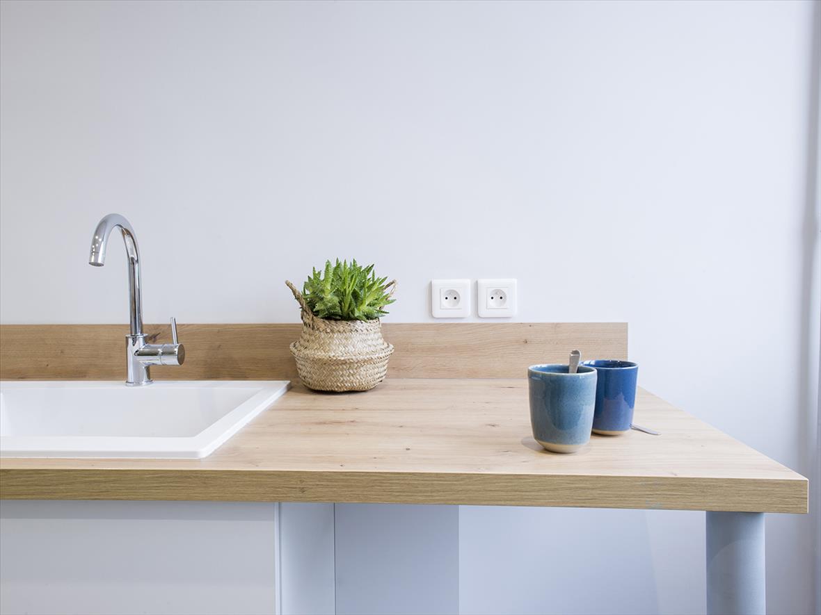 Cuisine ouverte de style contemporain blanc 8