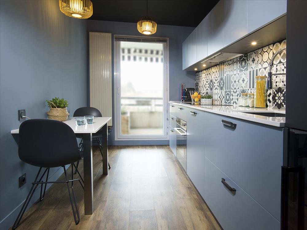 Cuisine ouverte de style contemporain bleu| Raison Home - 9