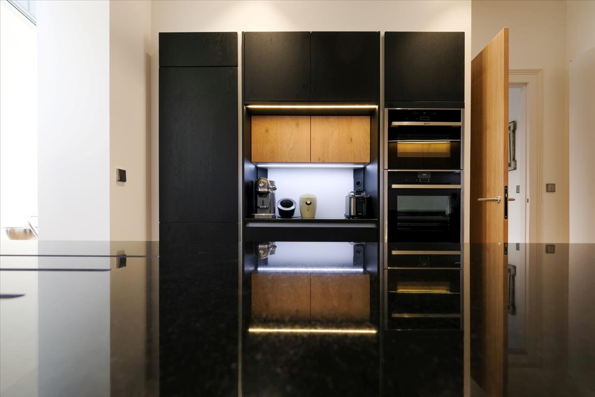 Cuisine ouverte de style moderne bois, noir et beige à Tours | Raison Home - 3