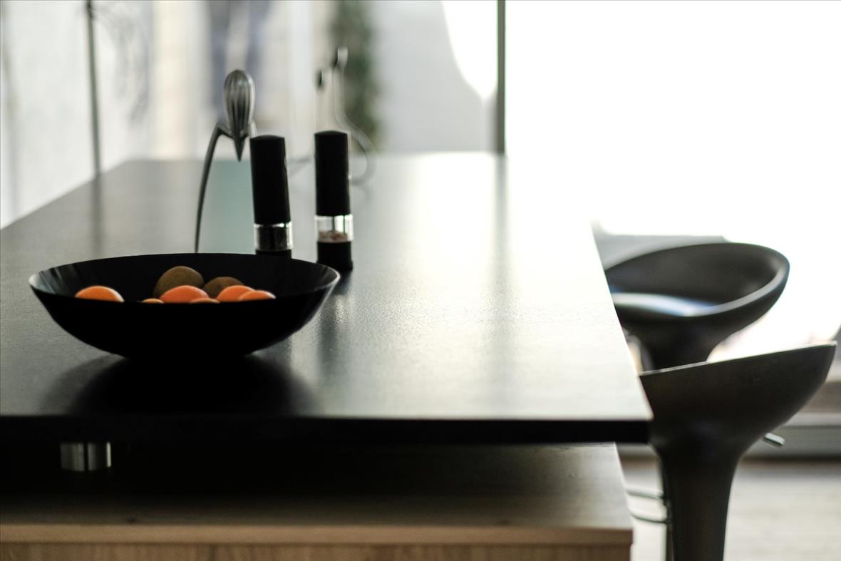 Cuisine ouverte de style moderne bois, noir et beige à Tours | Raison Home - 5