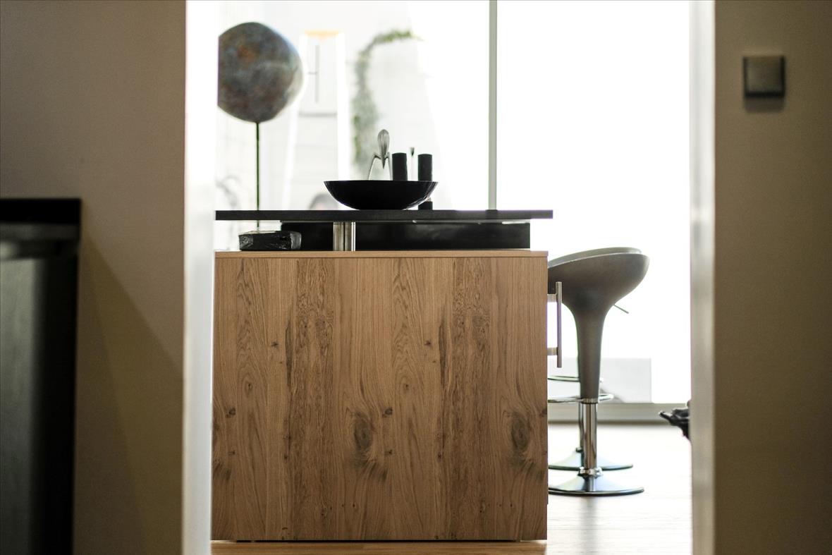 Cuisine ouverte de style moderne bois, noir et beige à Tours | Raison Home - 2