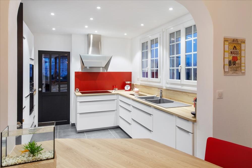 Cuisine fermée de style moderne blanc à Amboise | Raison Home - 7