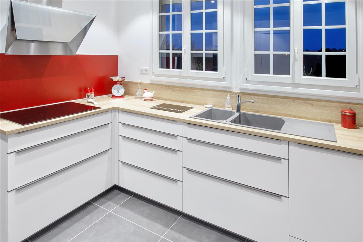 Cuisine fermée de style moderne blanc à Amboise | Raison Home - 4