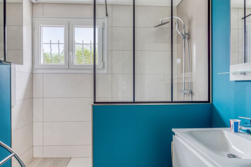 Salle de bains bleu avec douche italienne à Blois 2