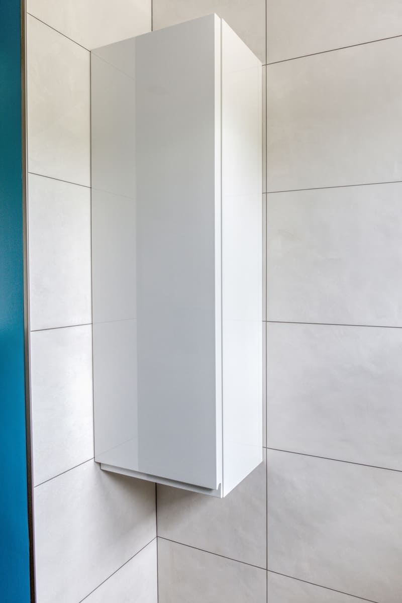 Salle de bains bleu avec douche italienne à Blois 8