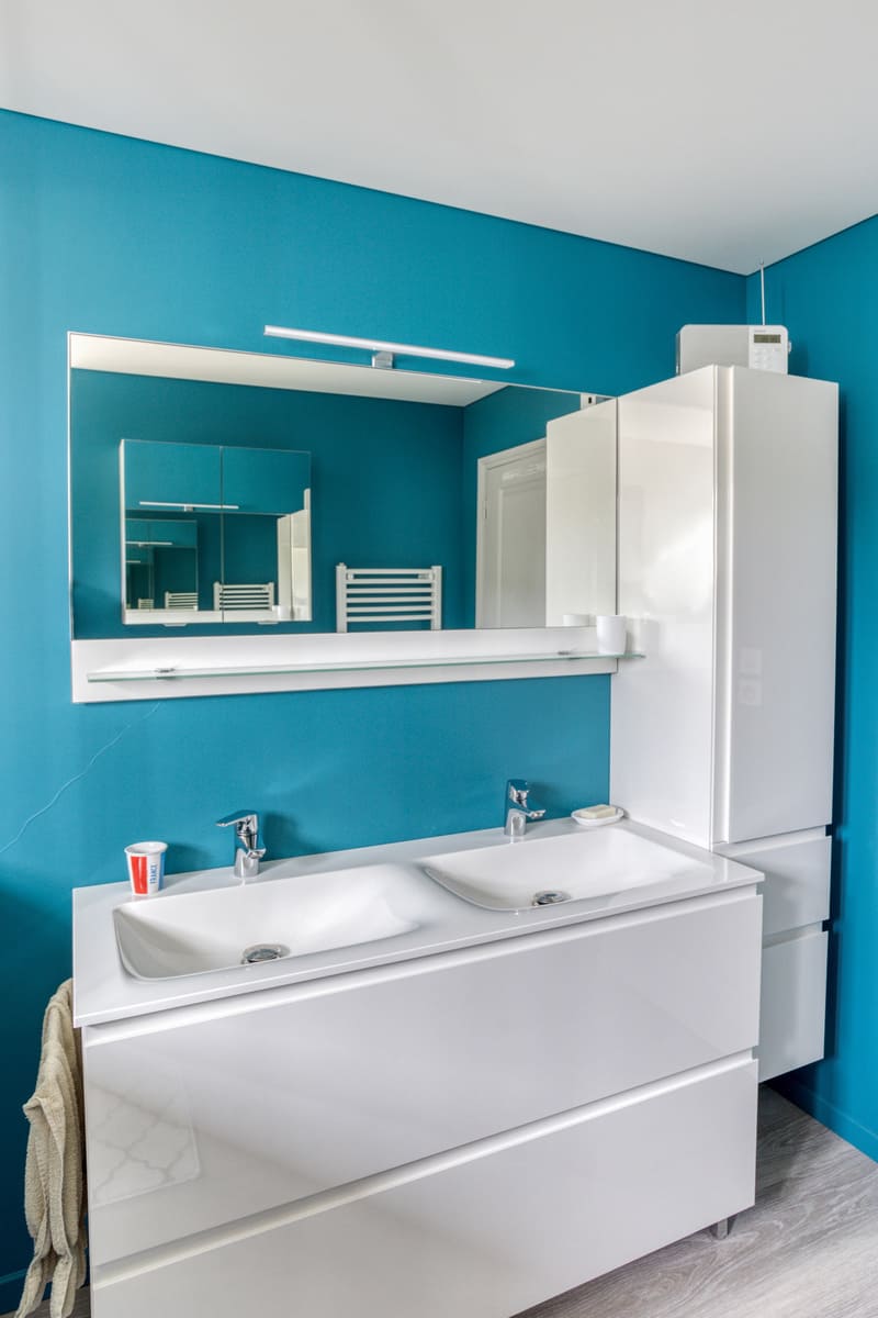 Salle de bains bleu avec douche italienne à Blois 9