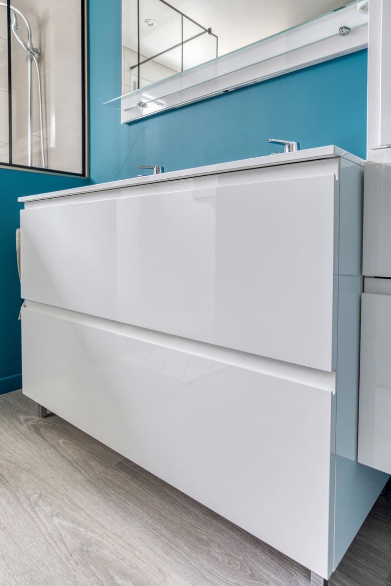Salle de bains bleu avec douche italienne à Blois | Raison Home - 6
