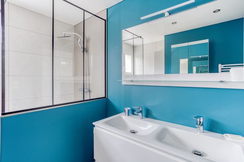 Salle de bains bleu avec douche italienne à Blois 1