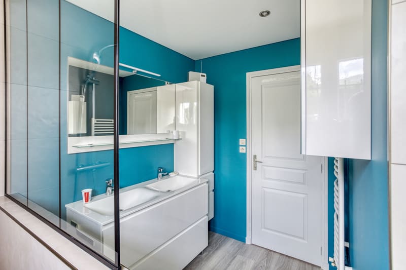 Salle de bains bleu avec douche italienne à Blois 7