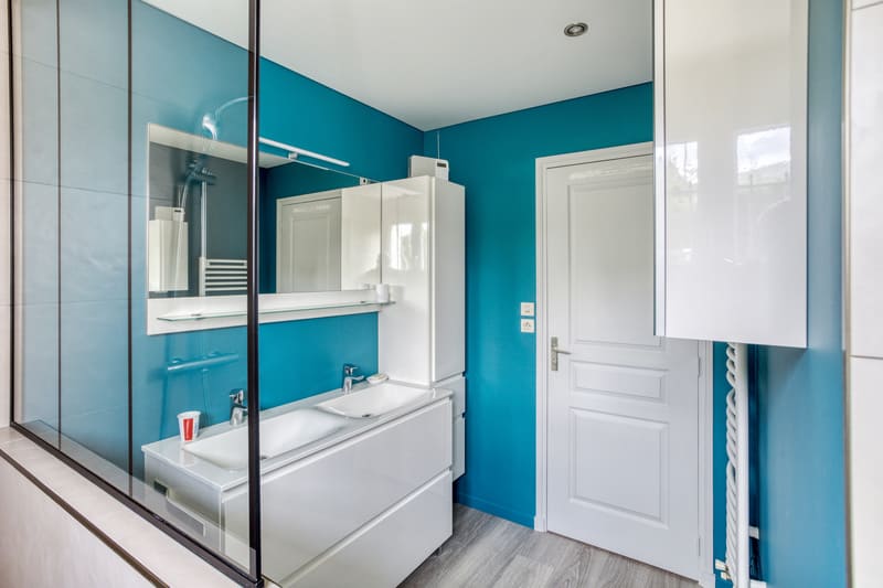 Salle de bains bleu avec douche italienne à Blois | Raison Home - 7