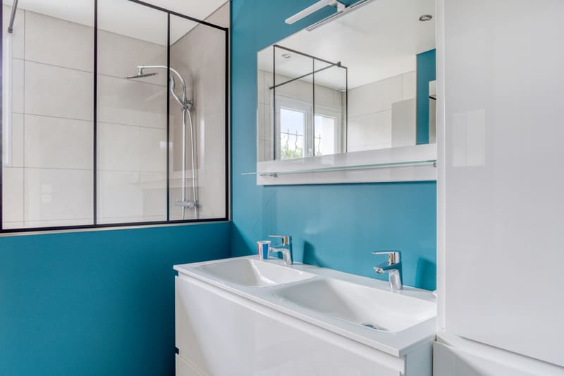 Salle de bains bleu avec douche italienne à Blois 5