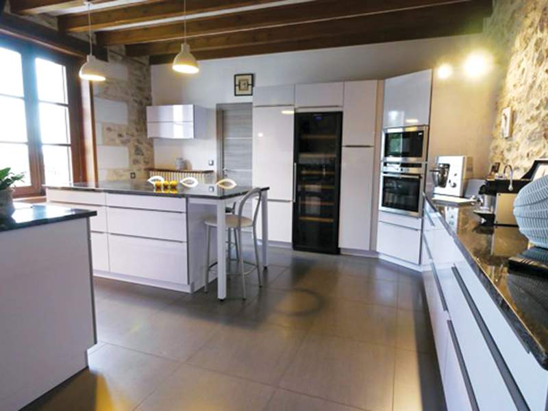 Cuisine ouverte de style contemporain blanc à Blois | Raison Home - 1