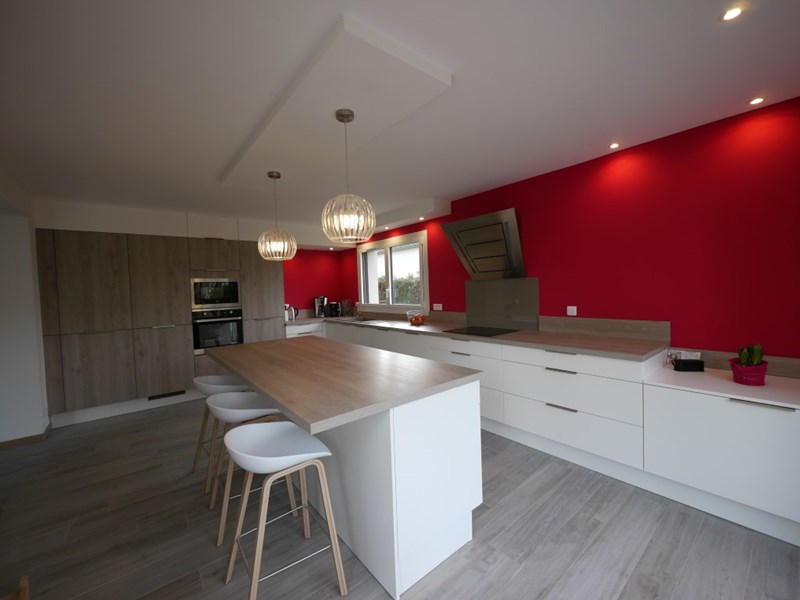 Cuisine ouverte de style contemporain blanc à Tours | Raison Home - 6