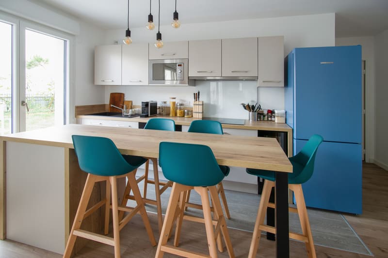 Cuisine moderne ouverte beige et bois à Montigny-lès-Cormeilles | Raison Home - 4