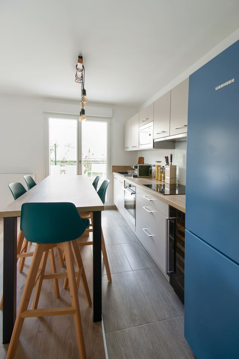 Cuisine moderne ouverte beige et bois à Montigny-lès-Cormeilles | Raison Home - 2