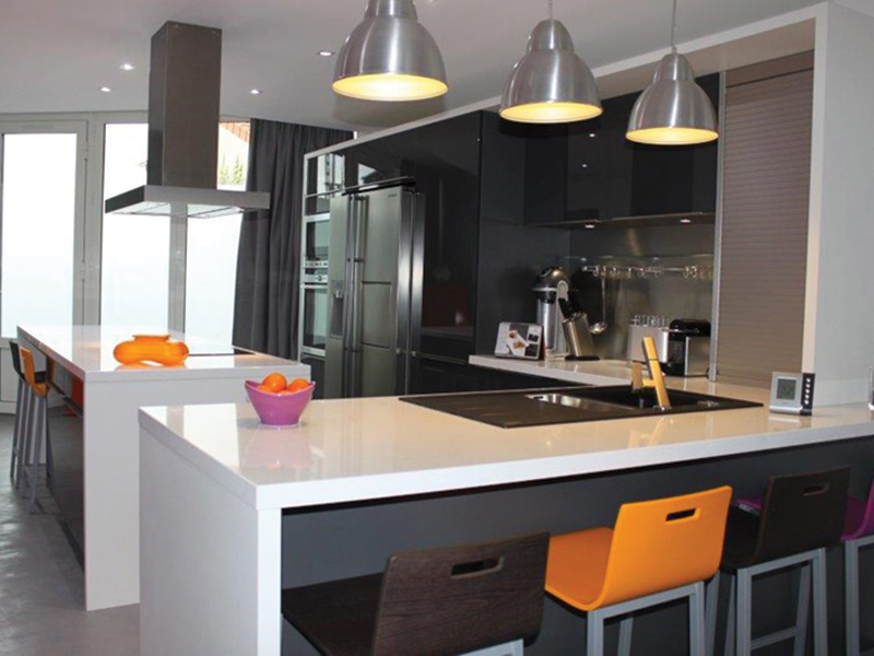 Cuisine ouverte de style contemporain gris à Argenteuil | Raison Home - 1