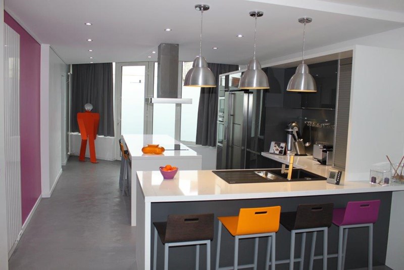 Cuisine ouverte de style contemporain gris à Argenteuil | Raison Home - 7