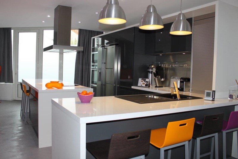 Cuisine ouverte de style contemporain gris à Argenteuil | Raison Home - 3