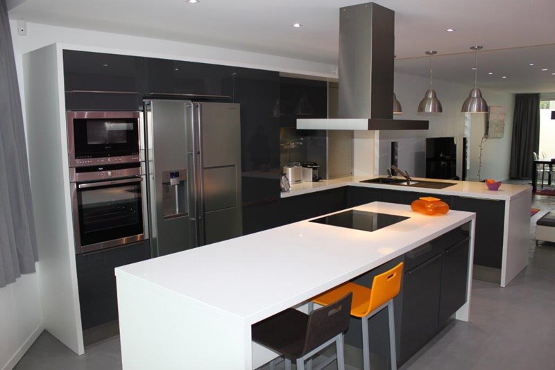 Cuisine ouverte de style contemporain gris à Argenteuil | Raison Home - 5