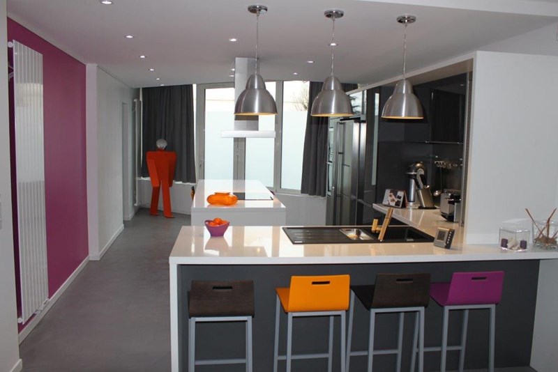 Cuisine ouverte de style contemporain gris à Argenteuil | Raison Home - 4