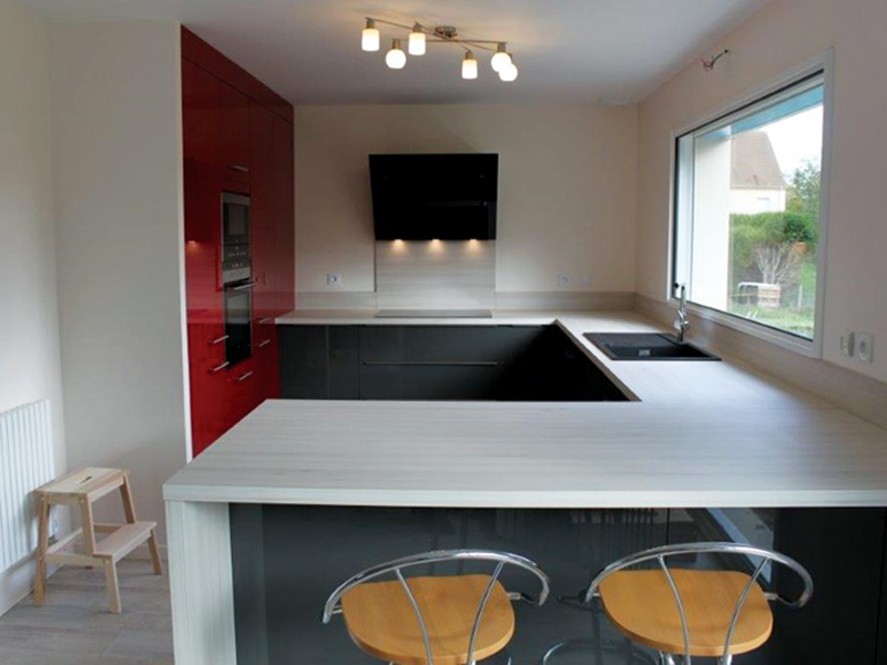 Cuisine ouverte de style contemporain orange à Cormeilles-en-Parisis | Raison Home - 1